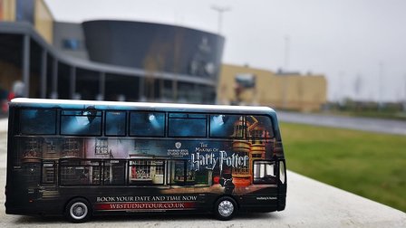 Harry Potter Warner Bros. Studio Bus 1:72 Model - filmspullen.nl