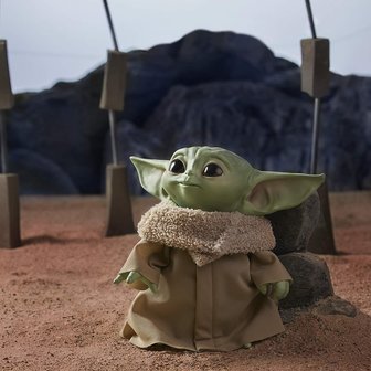 Star Wars The Mandalorian: The Child (Baby Yoda) talking plush knuffel [Hasbro] - filmspullen.nl