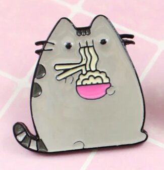 Pusheen met noodles pin - Filmspullen.nl