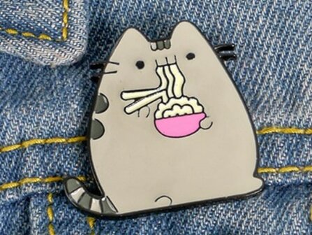 Pusheen met noodles pin - Filmspullen.nl