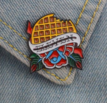 Stranger Things Eleven Eggo pin badge - Filmspullen.nl