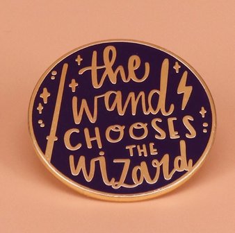 Harry Potter pin met quote &#039;the Wand Chooses the Wizard&#039; - filmspullen.nl