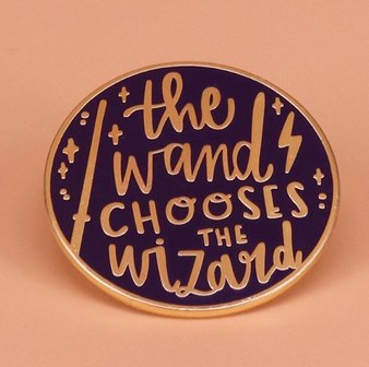 Harry Potter pin met quote &#039;the Wand Chooses the Wizard&#039; - filmspullen.nl