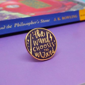 Harry Potter pin met quote &#039;the Wand Chooses the Wizard&#039; - filmspullen.nl