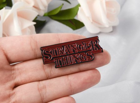 Stranger Things logo pin - filmspullen.nl