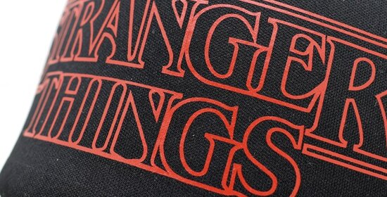 Stranger Things snapback pet detail- Filmspullen.nl