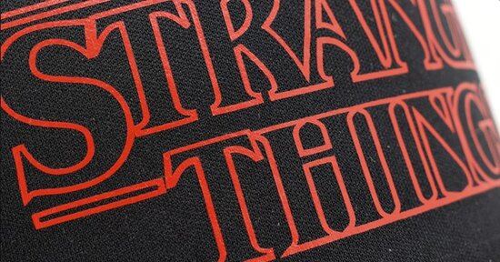 Stranger Things snapback pet detail- Filmspullen.nl