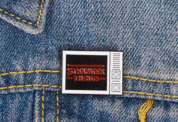 Stranger Things logo in televisie pin - Filmspullen