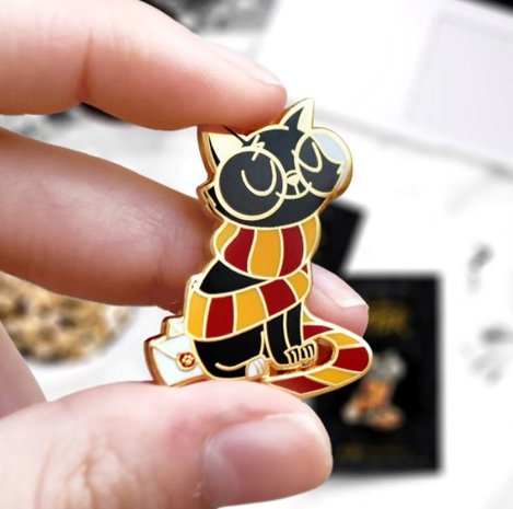 Harry Potter Gryffindor kat met sjaal pin - filmspullen.nl