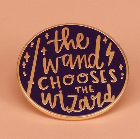 Harry Potter pin met quote 'the Wand Chooses the Wizard' - filmspullen.nl