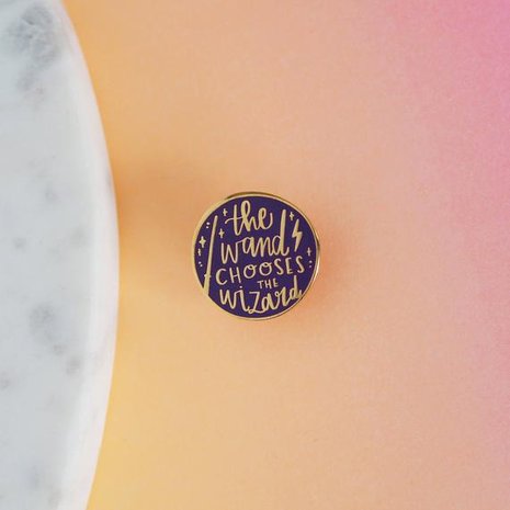 Harry Potter pin met quote 'the Wand Chooses the Wizard' - filmspullen.nl