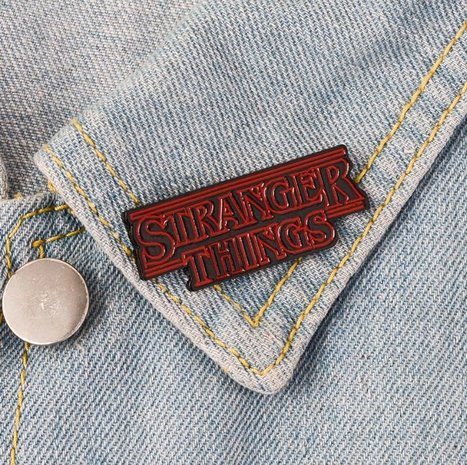 Stranger Things logo pin - filmspullen.nl